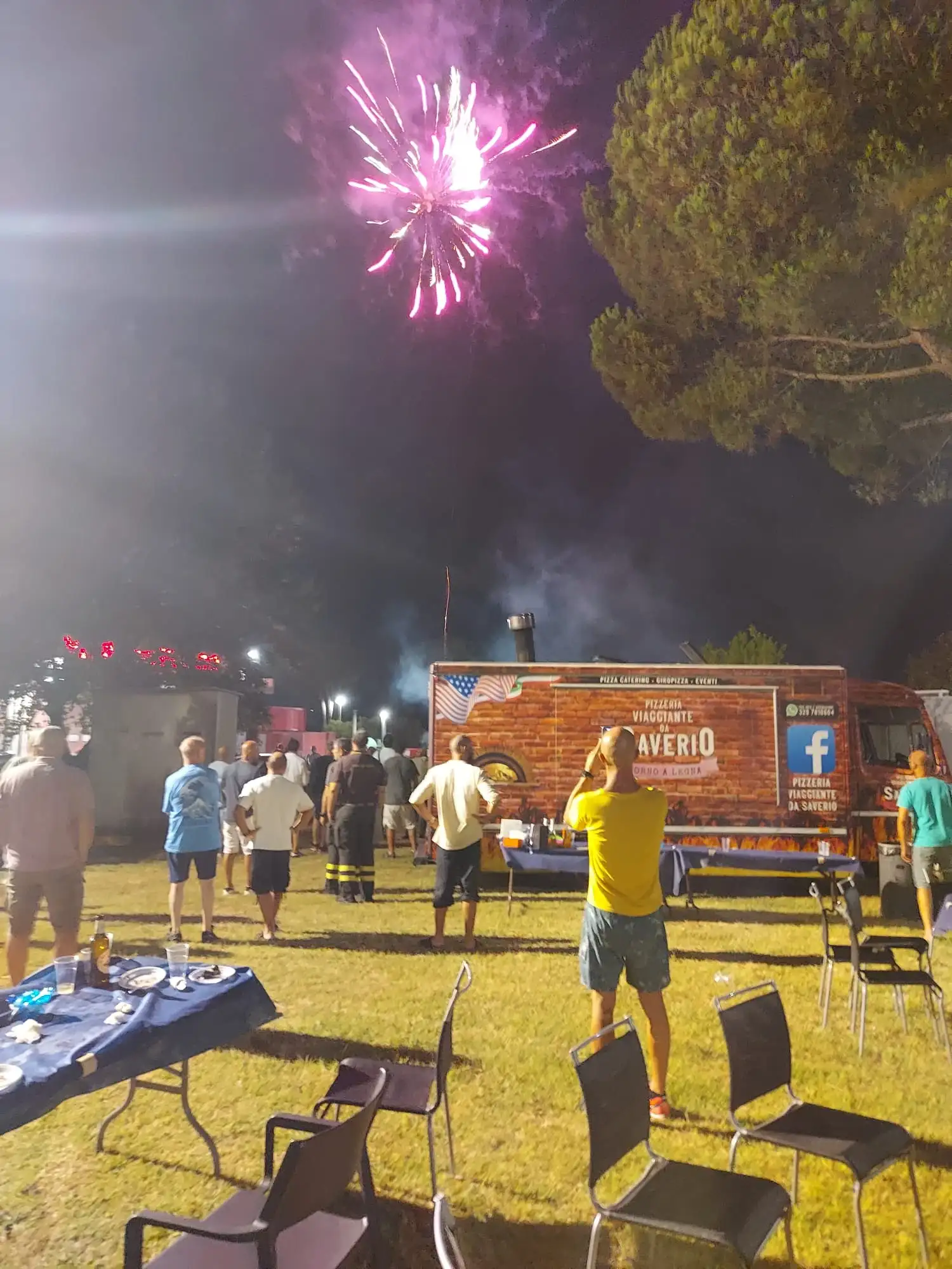 Fuochi d’artificio sopra l’evento, con il camion in mezzo alla gente