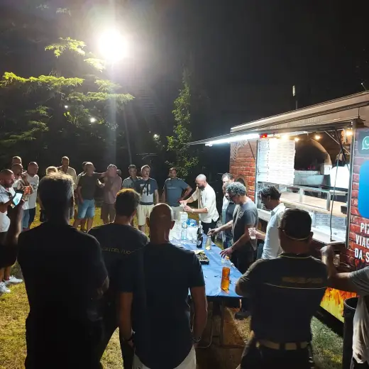Il camion di sera, con le persone in fila davanti al banco