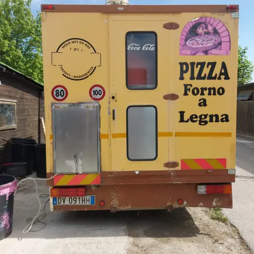 Il retro del primo camion, con la scritta Pizza Forno a Legna