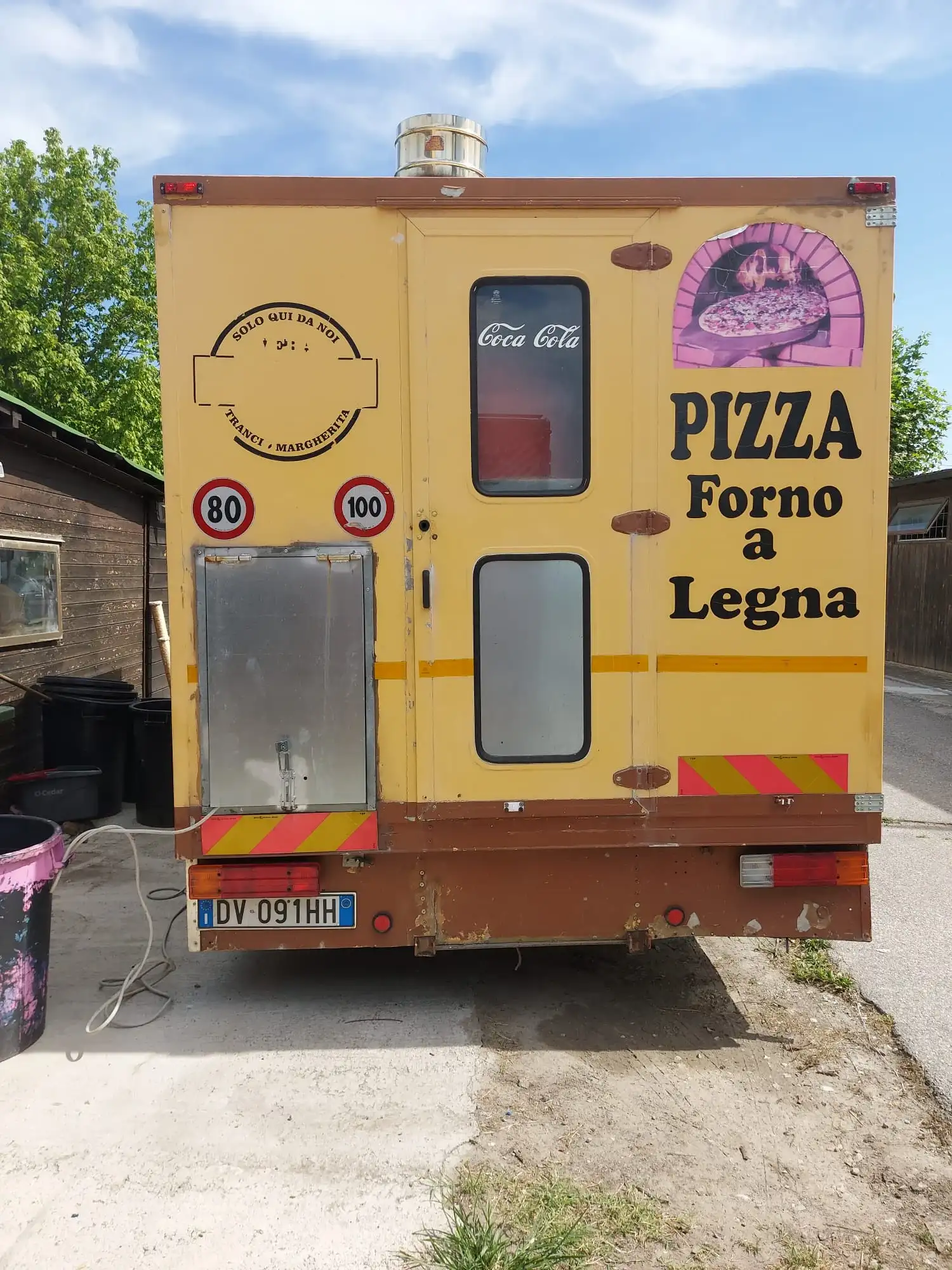 Il retro del primo camion, con la scritta Pizza Forno a Legna