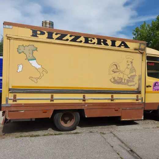La fiancata del primo camion, con la mappa dell’Italia disegnata