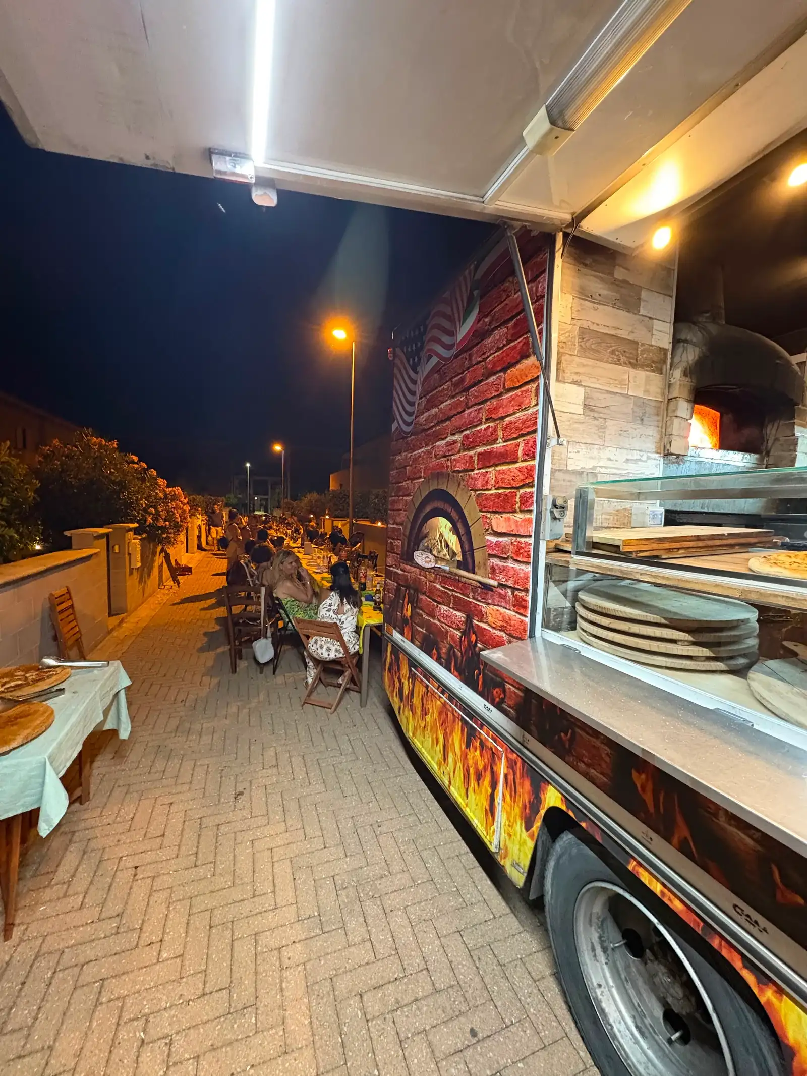 Il camion di sera, con il forno acceso dentro