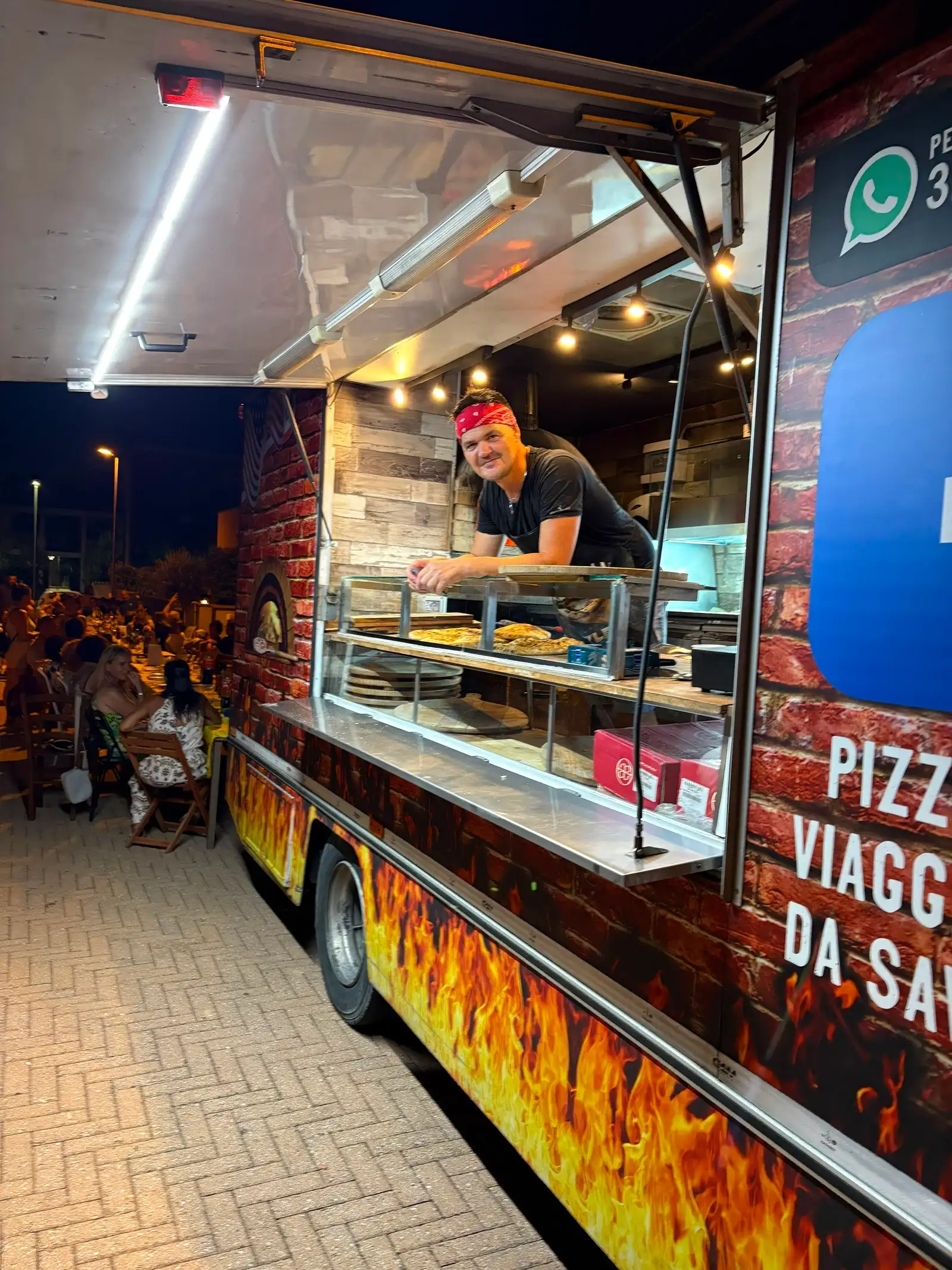Saverio al banco del camion mentre serve