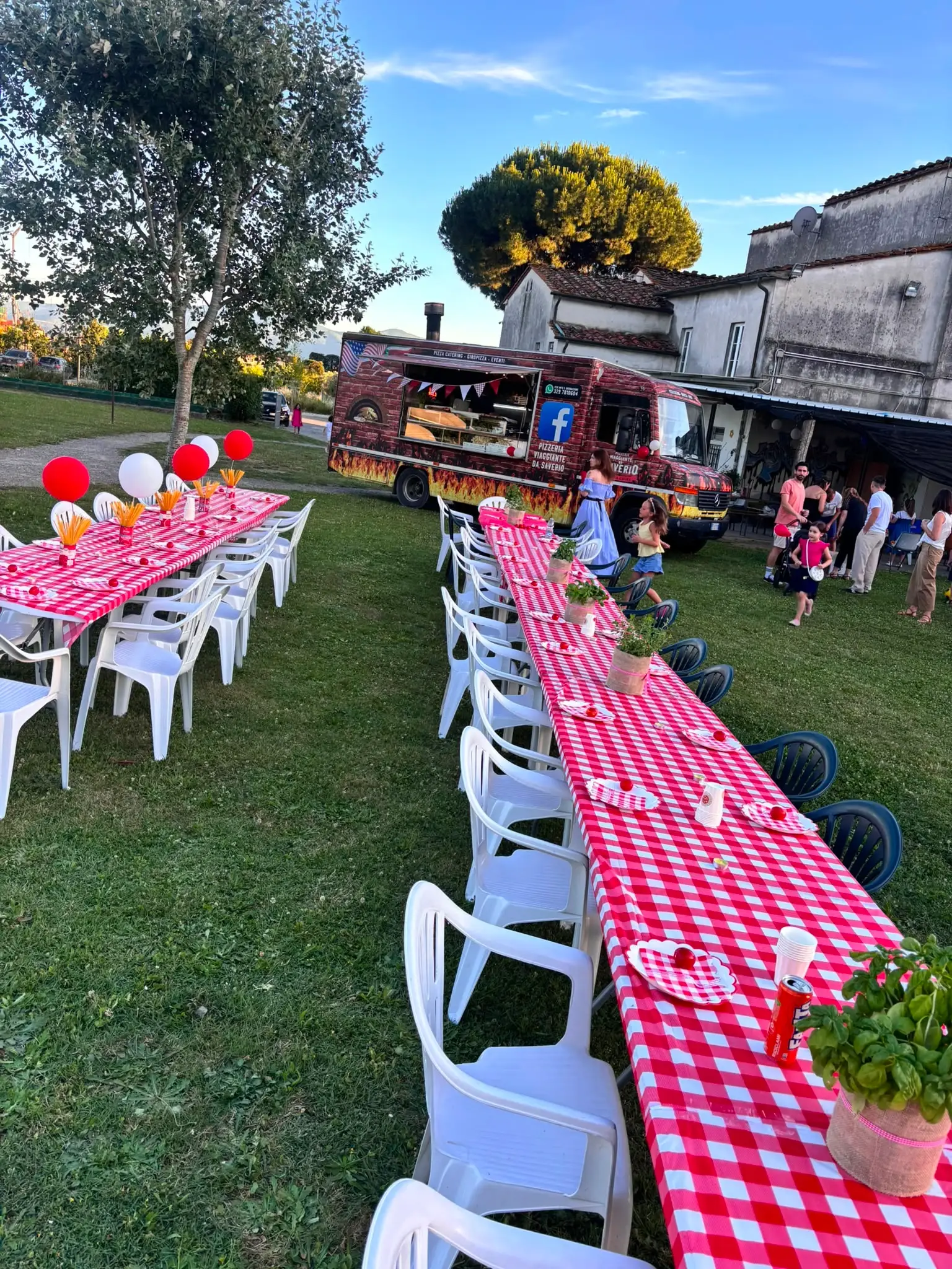 Una tavolata con la tovaglia a quadri e i palloncini