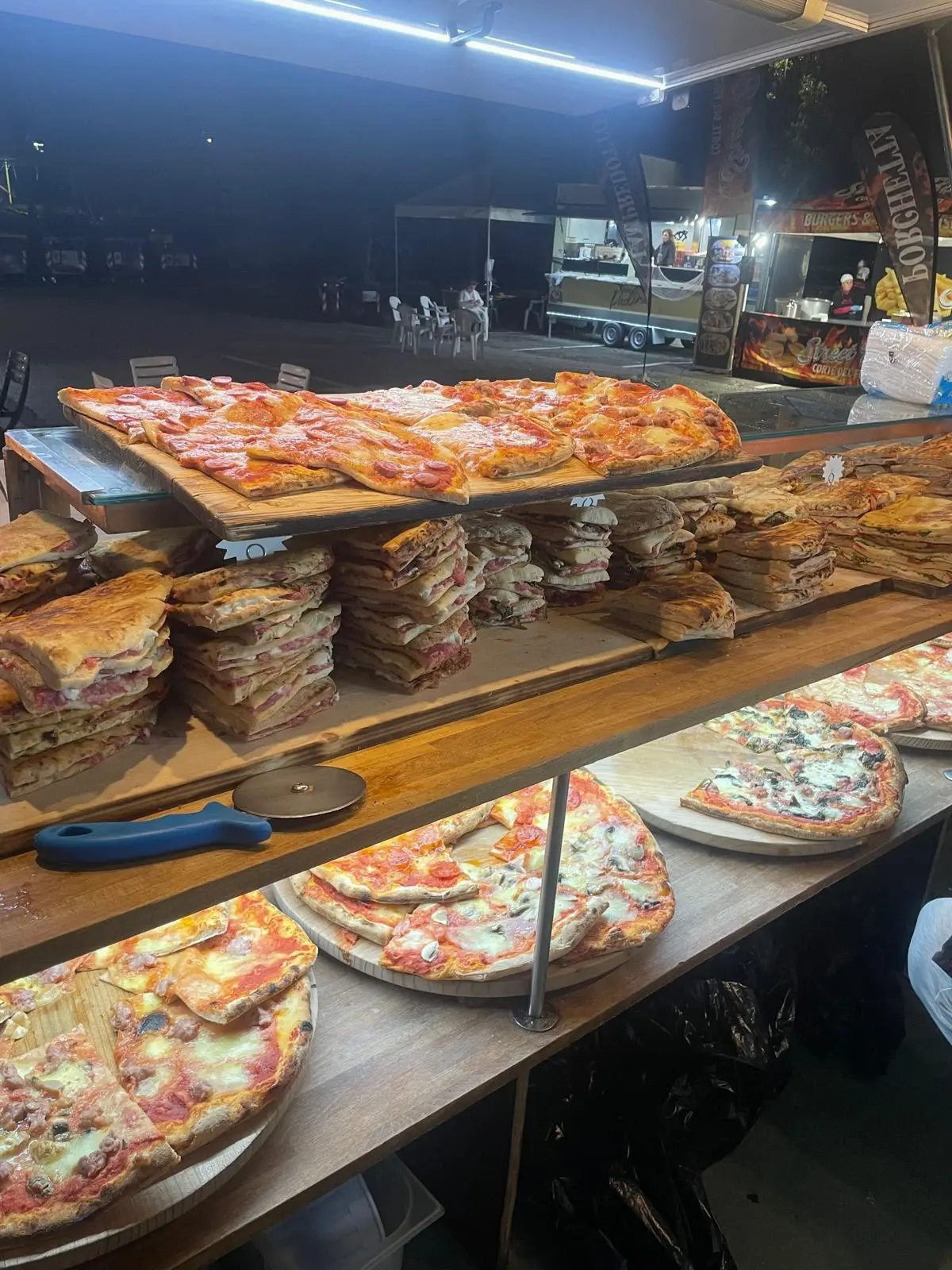 Il banco del camion carico di pizze e schiacciate appena sfornate