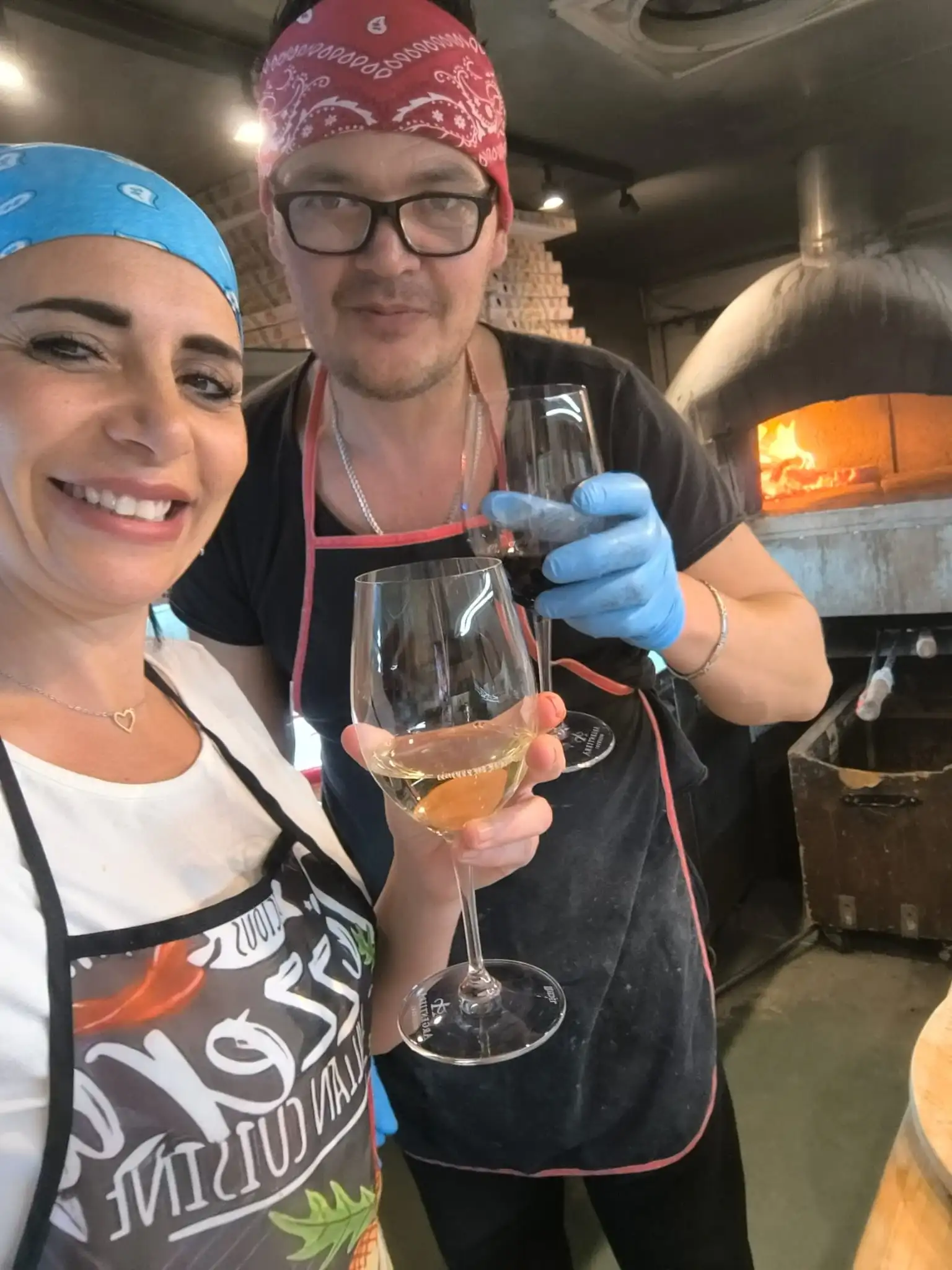 Due della squadra davanti al forno acceso