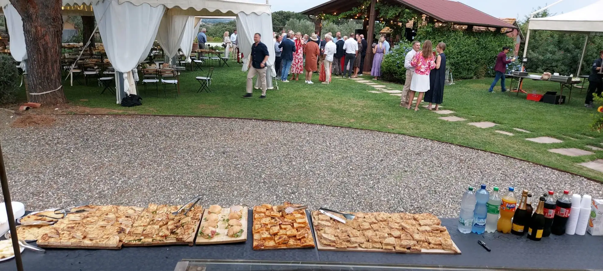 Vassoi di schiacciata pronti per il servizio, in giardino
