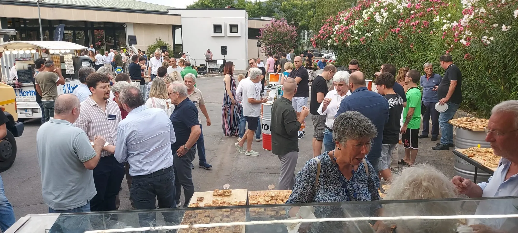La gente in piedi intorno al banco, di giorno