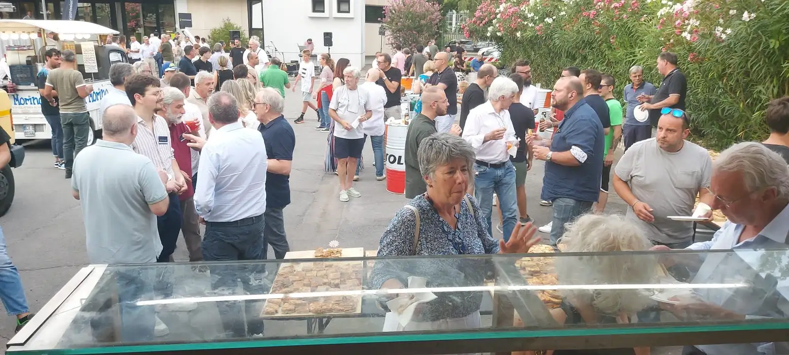 La coda davanti al banco del camion