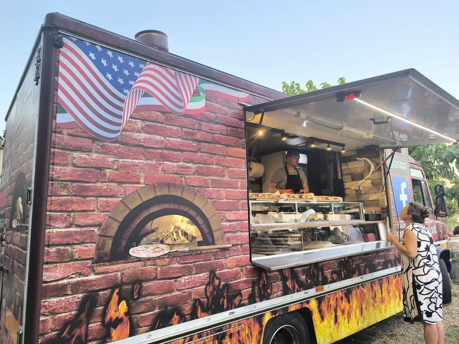 Il camion di lato, con la bandiera americana e il forno acceso