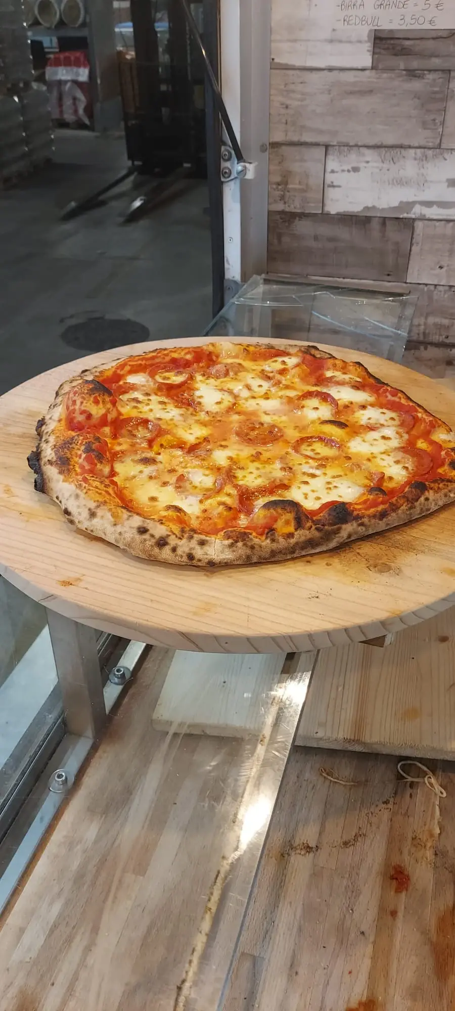 Una margherita appena sfornata sul tagliere di legno