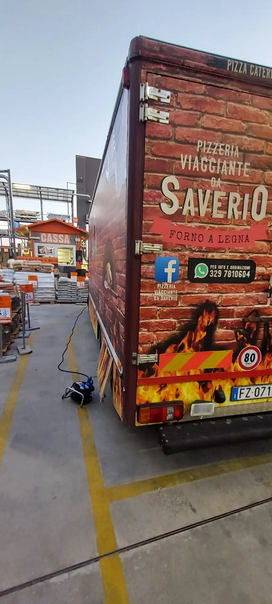 Il retro del camion, con il nome e il numero di telefono