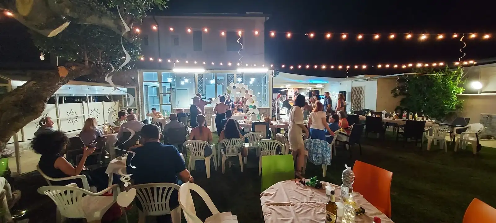 Una festa di sera, con i palloncini e le luci accese