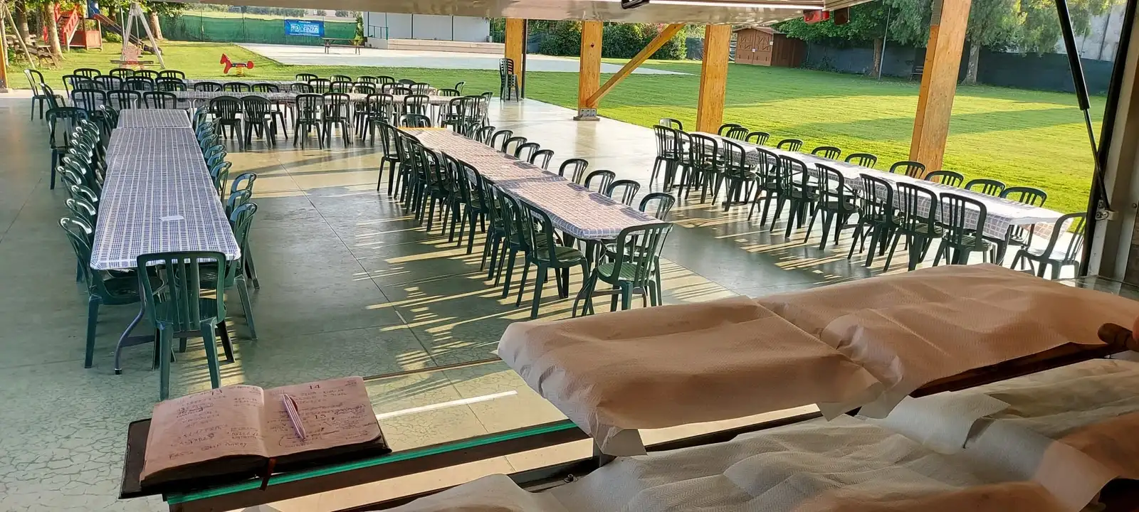 Tavoli e sedie pronti per una festa in giardino