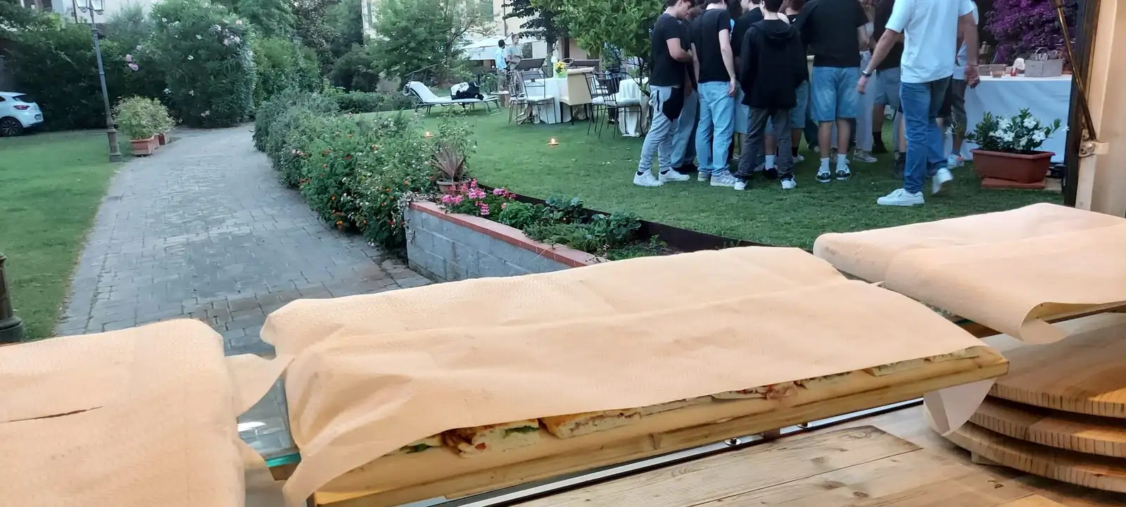 Una schiacciata ripiena, tagliata e messa sulla carta