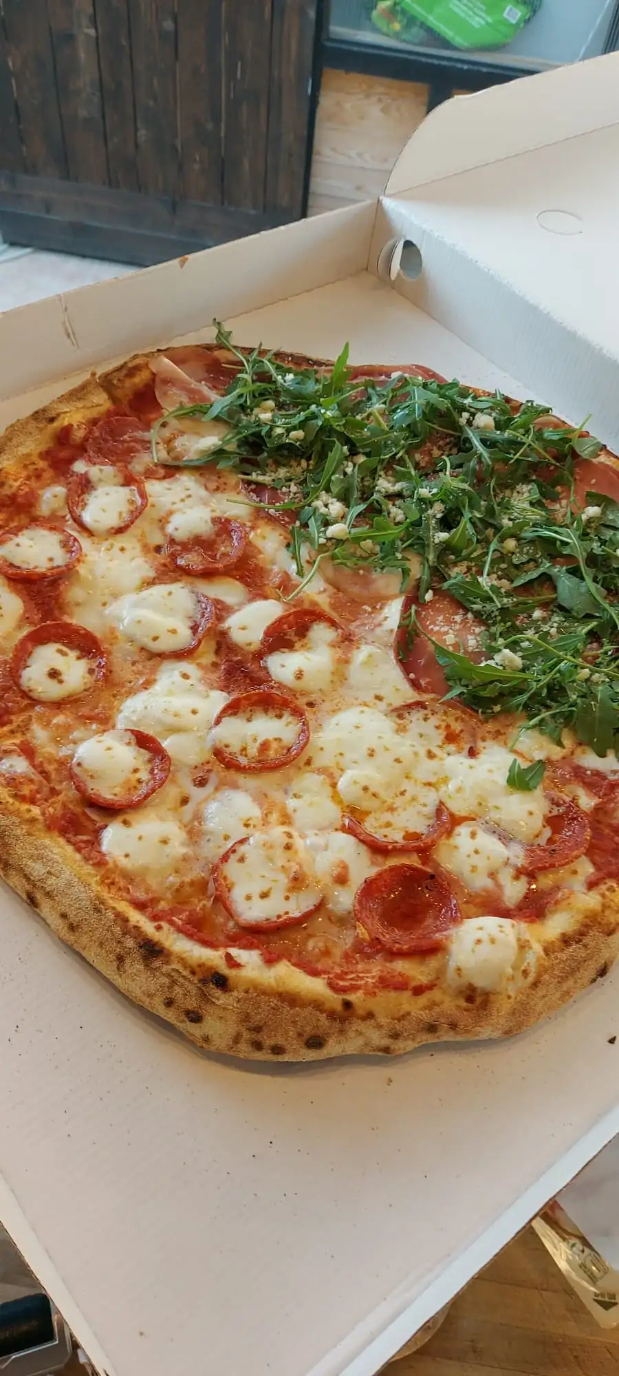 Una pizza con la rucola, appena tolta dal forno