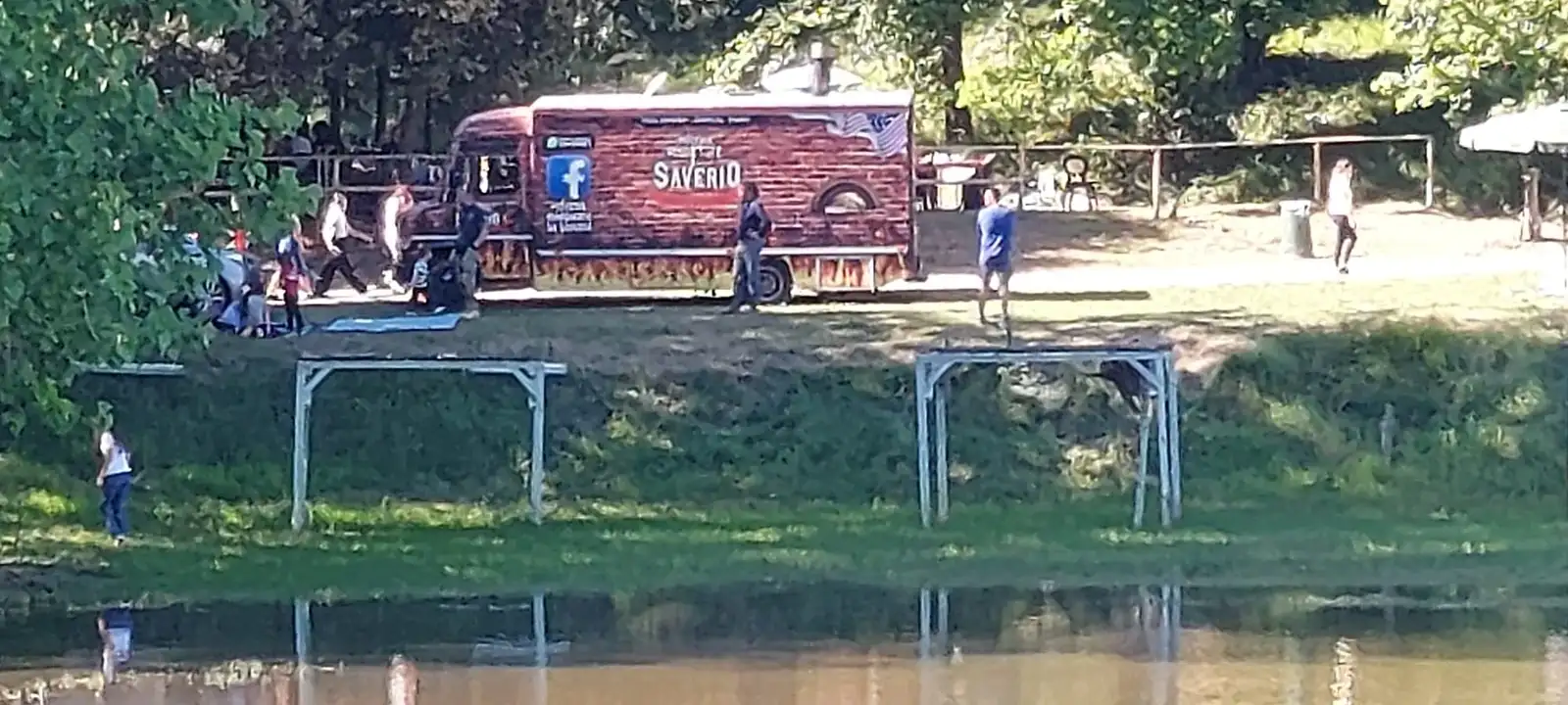 Il camion a un evento in riva all’acqua