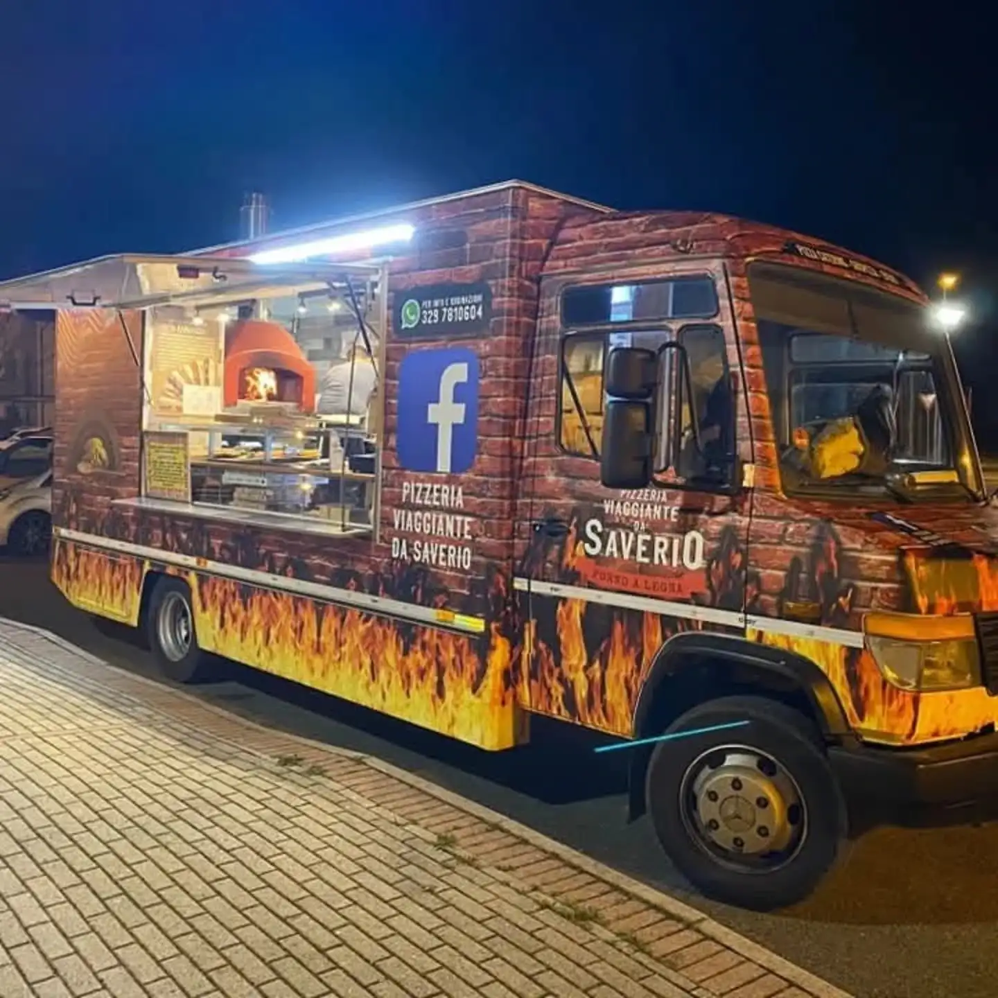 Il camion di notte, con il forno acceso e il banco illuminato