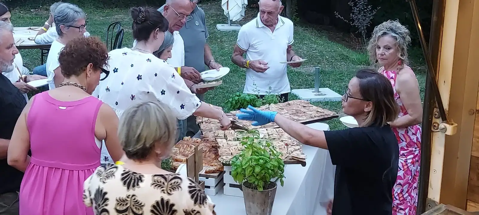 Gli ospiti che si servono dal buffet di schiacciate