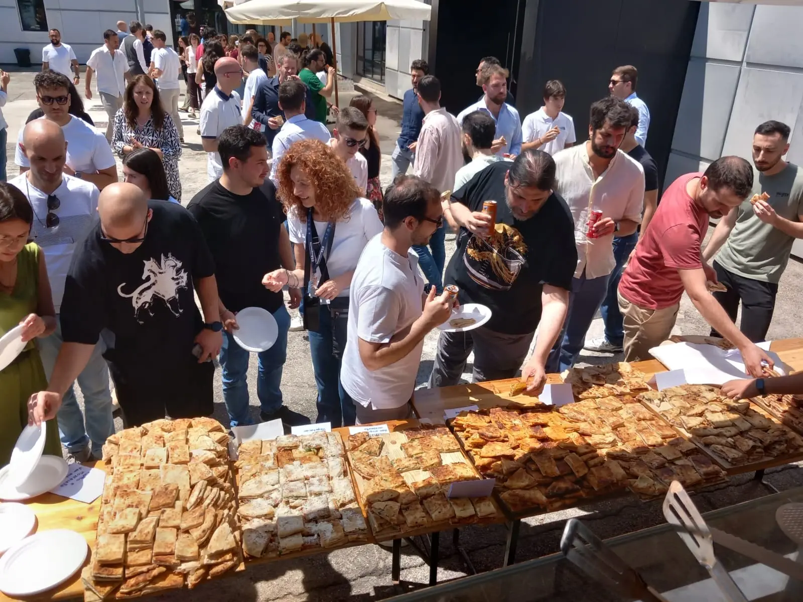 Ospiti di un evento aziendale che si servono dal buffet di schiacciatine