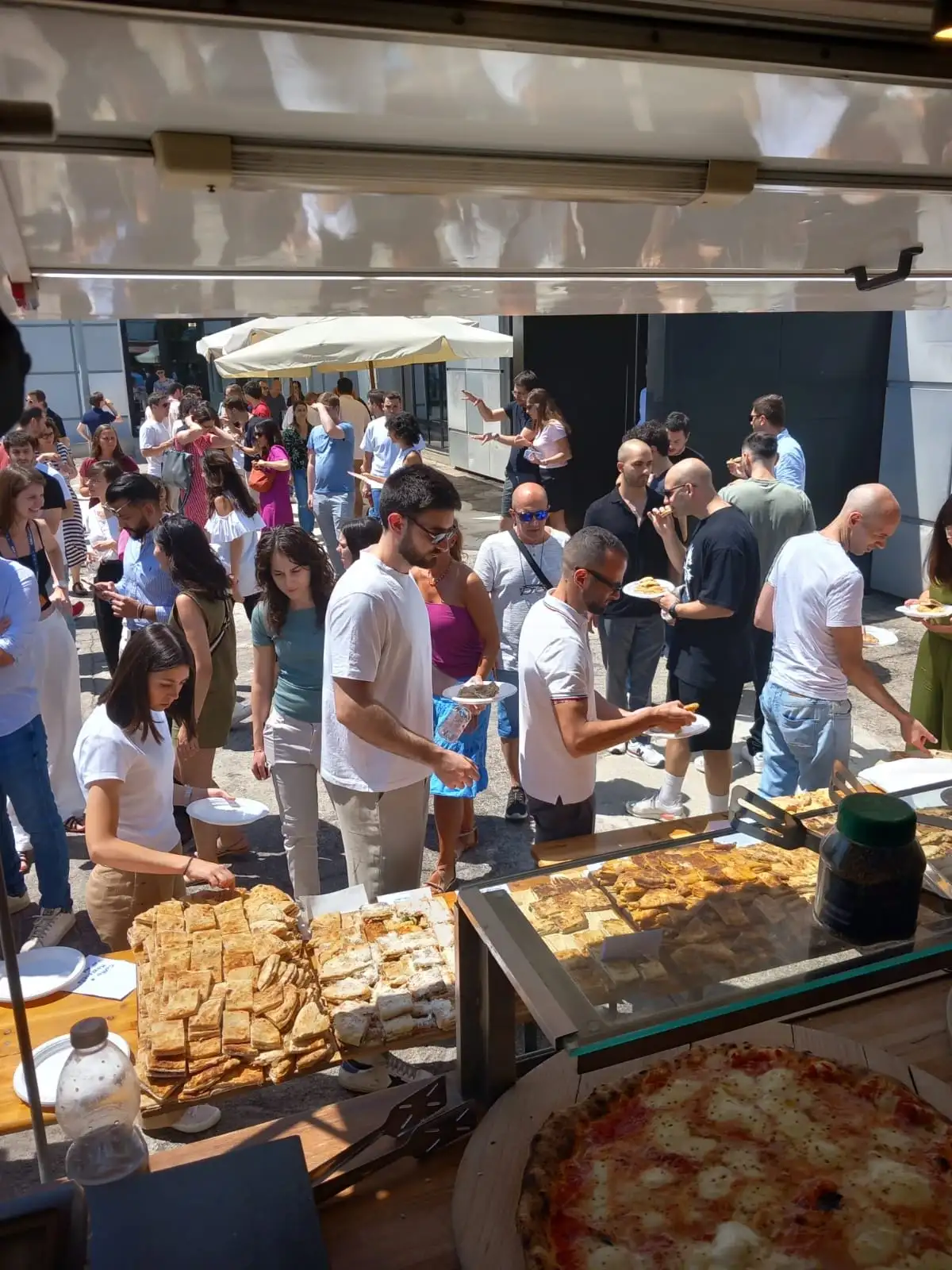 Il buffet di schiacciate, con la fila che scorre