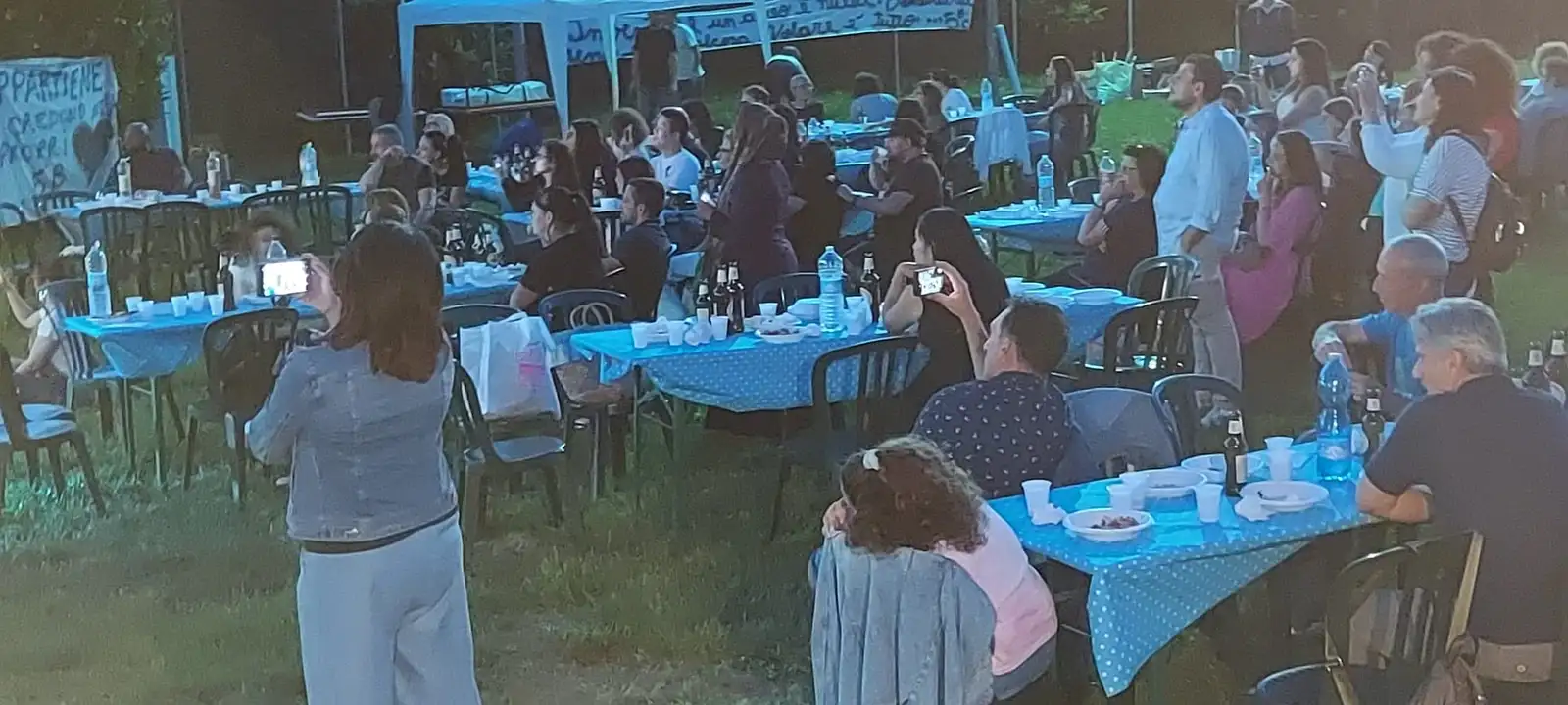 Una serata con le tovaglie blu e i tavoli apparecchiati