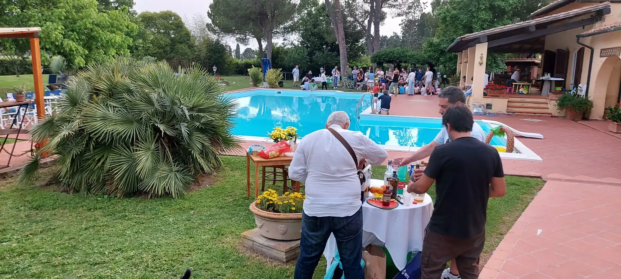 Una festa a bordo piscina, con il buffet apparecchiato