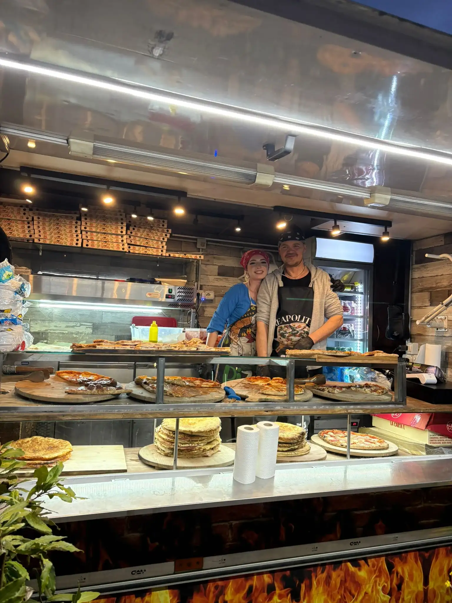 Due pizzaioli al lavoro dietro al banco