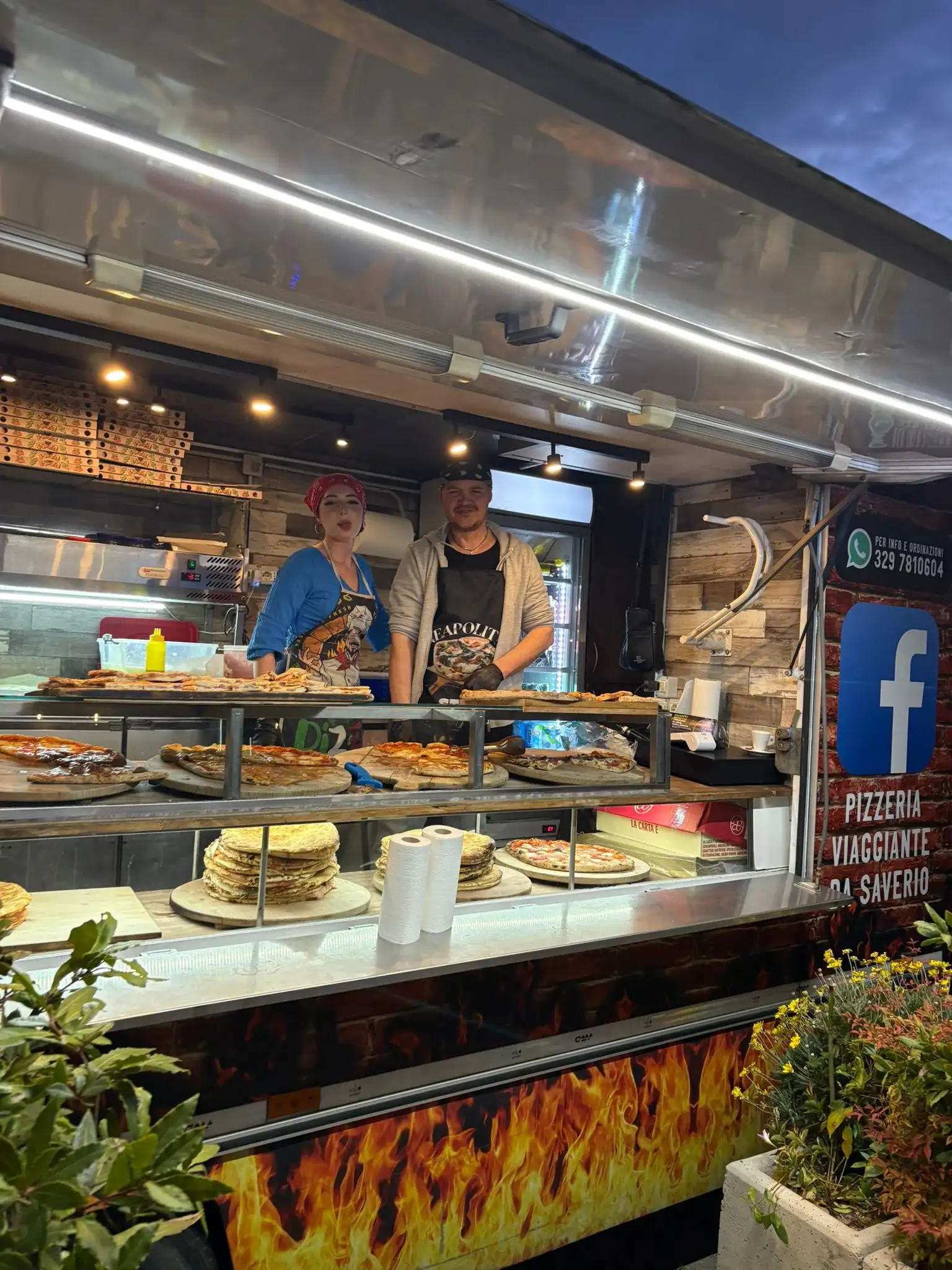Il banco di sera, con il forno acceso e le pizze pronte