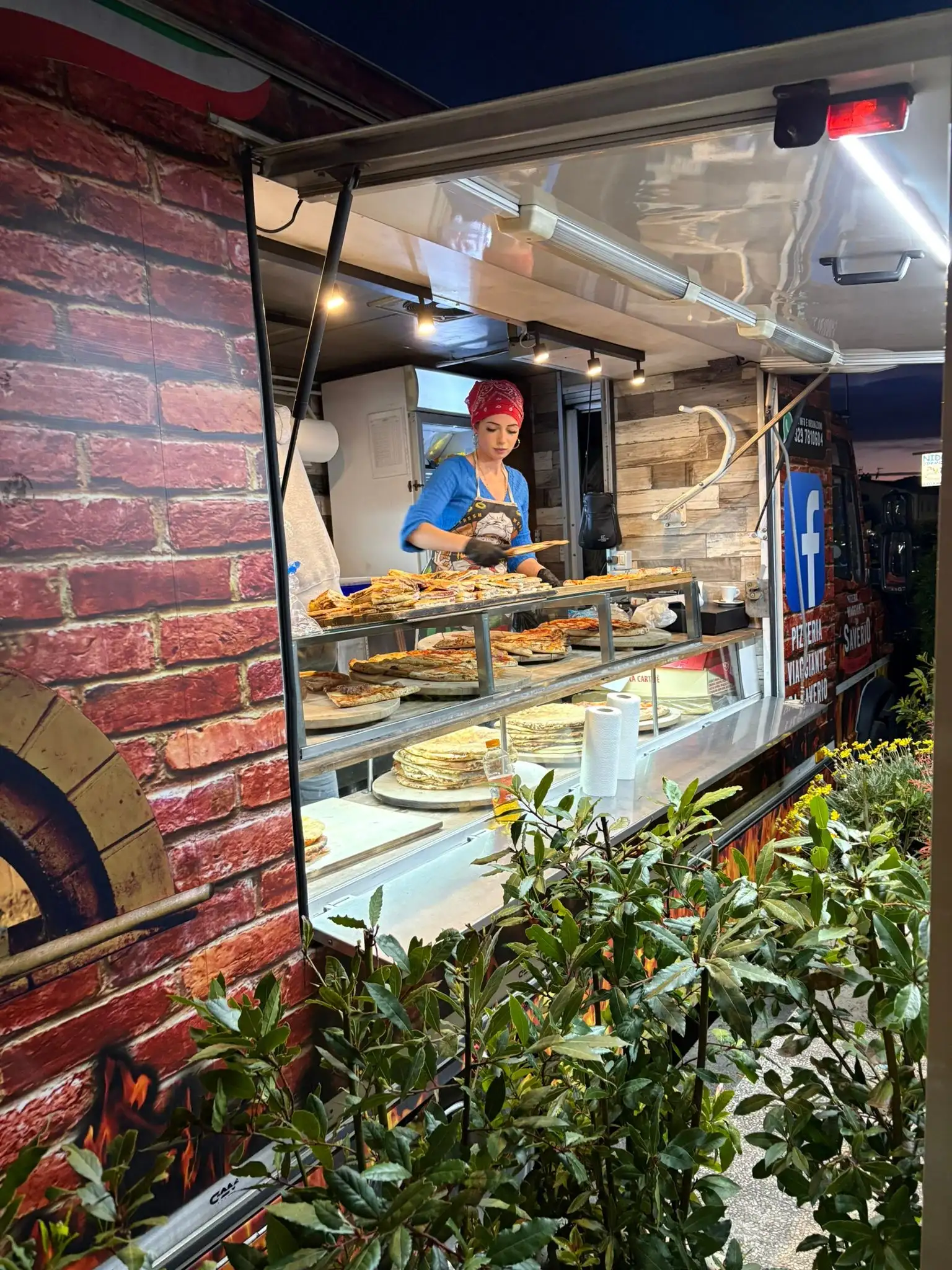Il banco del camion durante il servizio, con le schiacciate in mostra e l’arco del forno a sinistra
