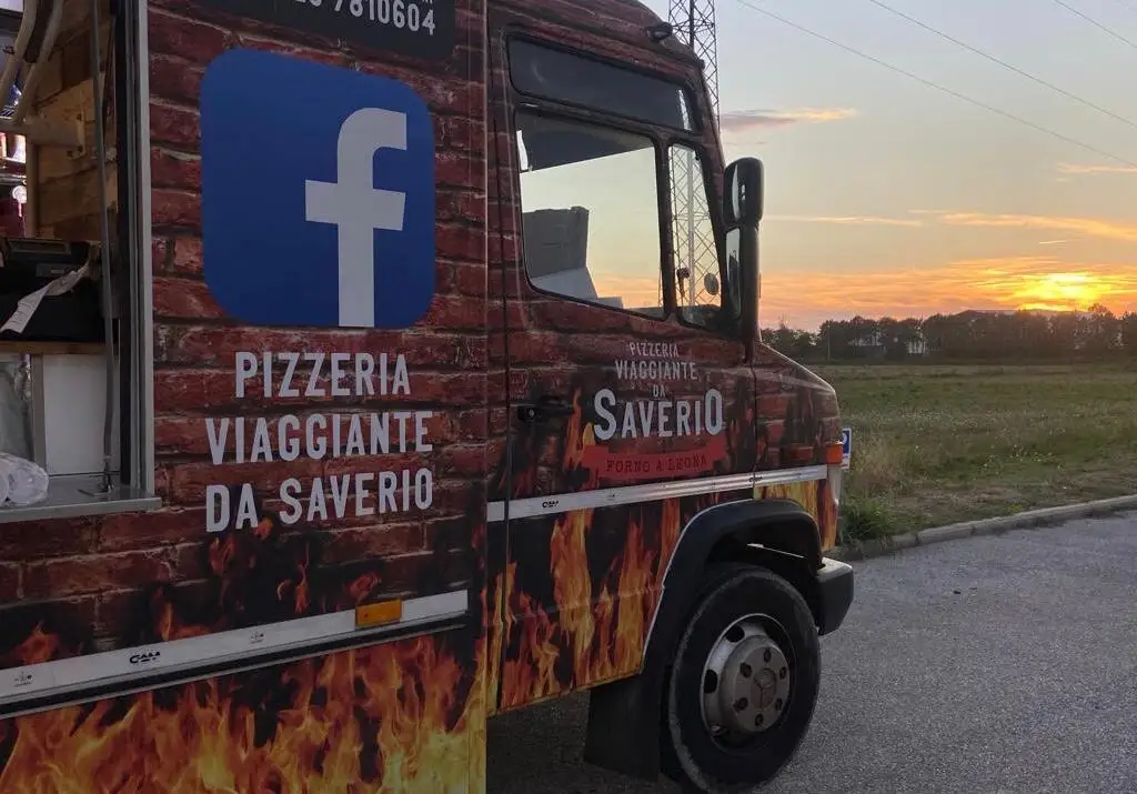 La fiancata del camion al tramonto, con il nome per esteso