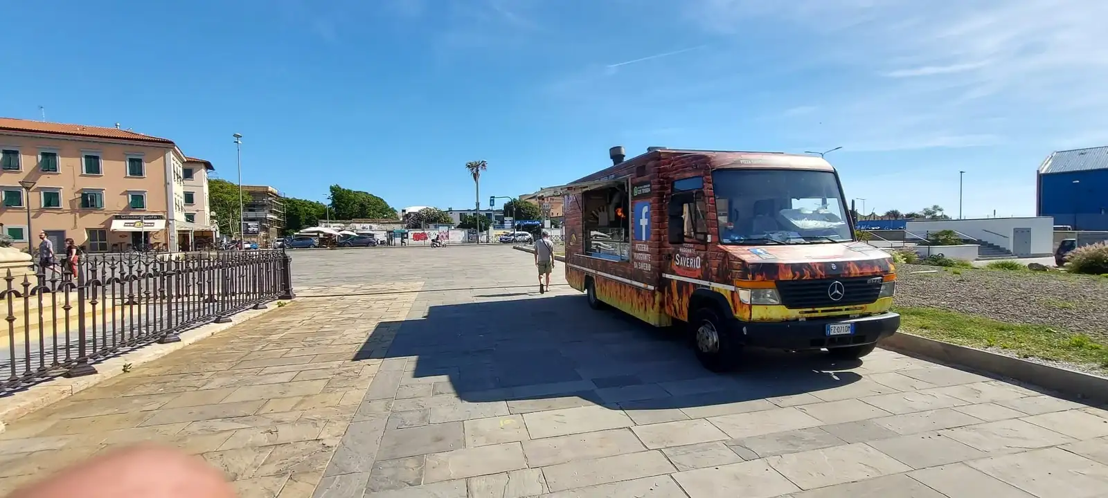 Il camion su una strada di paese, di giorno